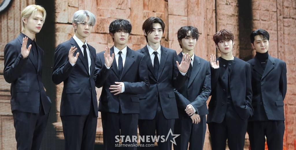 그룹 엔하이픈이 22일 오후 서울 성북구 고려대학교 화정체육관에서 진행된 미니 4집 '다크 블러드(DARK BLOOD)' 발매 기념 쇼케이스에 참석해 포즈를 취하고 있다. '다크 블러드'는 팬데믹 시기에 데뷔한 엔하이픈이 팬들과 더 긴밀하게 이어지고 싶은 마음과 팬들의 소중함과 고마움을 '다크 판타지' 이야기에 빗대 전하는 앨범이다. 해당 앨범은 소년이 운명의 상대와 재회해 희생을 각오하는 서사가 담겼다. 타이틀곡 '바이트 미(Bite Me)'는 소년이 '너'와 '내'가 피로 연결된 운명임을 자각하고 그 증표를 자신을 다시 물어주길 바라는 마음을 표현한 팝 장르의 곡이다. 멤버 희승이 녹음 디렉팅에 이름을 올리고 니키가 안무 제작에 참여했다. 2023.05.22 /사진=김창현 기자 chmt@