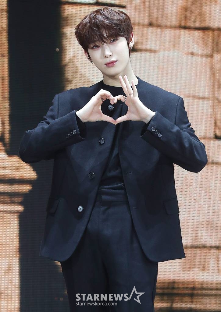 그룹 엔하이픈(ENHYPEN) 선우가 22일 오후 서울 성북구 고려대학교 화정체육관에서 진행된 미니 4집 '다크 블러드(DARK BLOOD)' 발매 기념 쇼케이스에 참석해 포즈를 취하고 있다. '다크 블러드'는 팬데믹 시기에 데뷔한 엔하이픈이 팬들과 더 긴밀하게 이어지고 싶은 마음과 팬들의 소중함과 고마움을 '다크 판타지' 이야기에 빗대 전하는 앨범이다. 해당 앨범은 소년이 운명의 상대와 재회해 희생을 각오하는 서사가 담겼다. 타이틀곡 '바이트 미(Bite Me)'는 소년이 '너'와 '내'가 피로 연결된 운명임을 자각하고 그 증표를 자신을 다시 물어주길 바라는 마음을 표현한 팝 장르의 곡이다. 멤버 희승이 녹음 디렉팅에 이름을 올리고 니키가 안무 제작에 참여했다. 2023.05.22 /사진=김창현 기자 chmt@