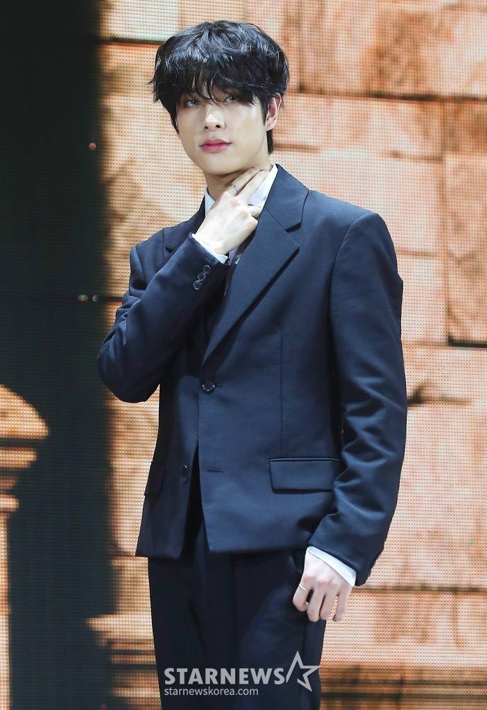 그룹 엔하이픈(ENHYPEN) 제이크가 22일 오후 서울 성북구 고려대학교 화정체육관에서 진행된 미니 4집 '다크 블러드(DARK BLOOD)' 발매 기념 쇼케이스에 참석해 포즈를 취하고 있다. '다크 블러드'는 팬데믹 시기에 데뷔한 엔하이픈이 팬들과 더 긴밀하게 이어지고 싶은 마음과 팬들의 소중함과 고마움을 '다크 판타지' 이야기에 빗대 전하는 앨범이다. 해당 앨범은 소년이 운명의 상대와 재회해 희생을 각오하는 서사가 담겼다. 타이틀곡 '바이트 미(Bite Me)'는 소년이 '너'와 '내'가 피로 연결된 운명임을 자각하고 그 증표를 자신을 다시 물어주길 바라는 마음을 표현한 팝 장르의 곡이다. 멤버 희승이 녹음 디렉팅에 이름을 올리고 니키가 안무 제작에 참여했다. 2023.05.22 /사진=김창현 기자 chmt@