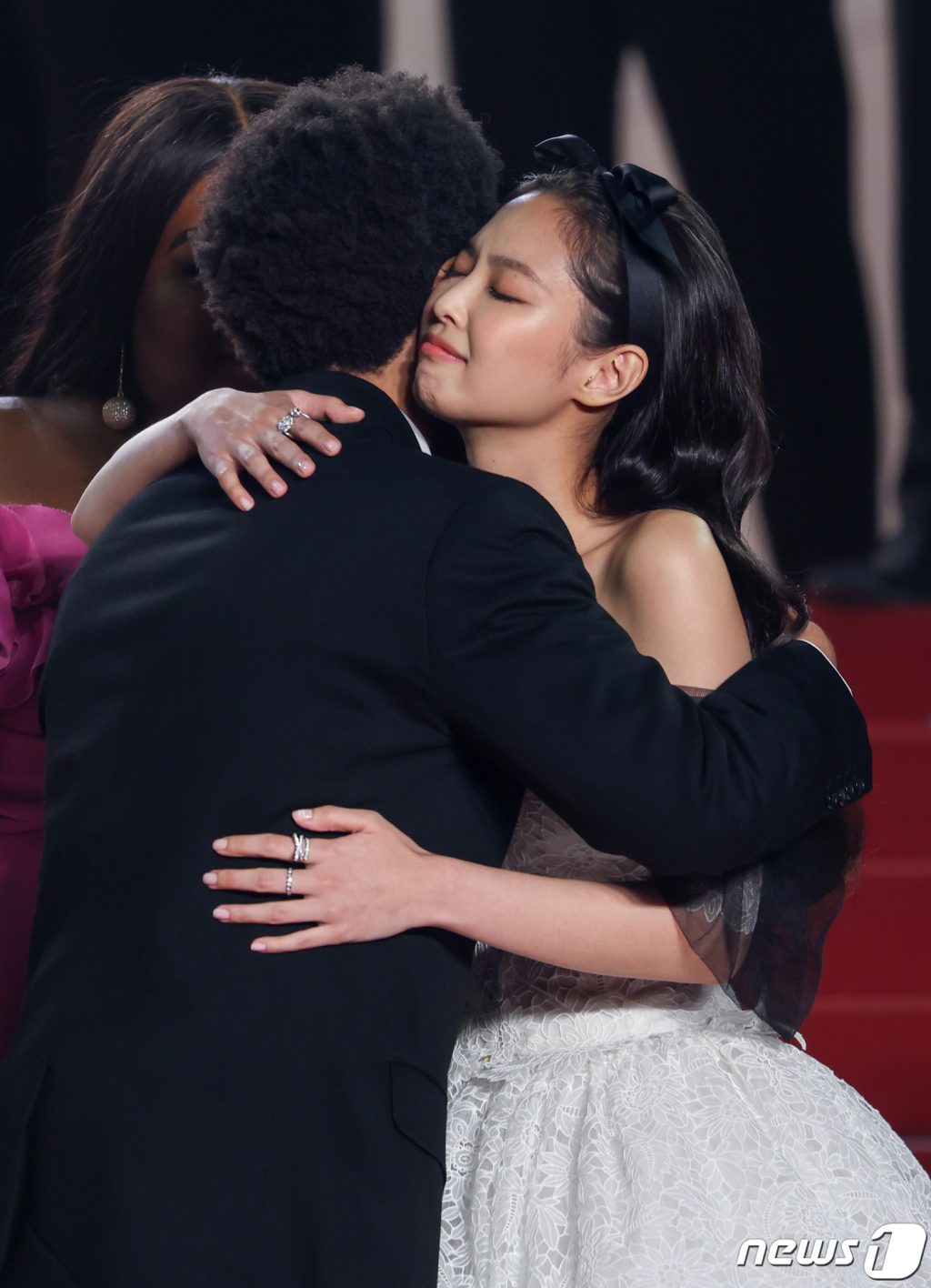 (칸=뉴스1) 이준성 기자 = 22일 오전(현지시간) 프랑스 남부 소도시 칸 ‘팔레 데 페스티발’(Palais des Festival) 뤼미에르 대극장에서 열린 HBO ‘디 아이돌’(The Idol) 월드 프리미어 시사회에서 블랙핑크 제니가 캐나다 싱어송라이터 위켄드와 포옹하고 있다. 2023.5.23/뉴스1 Copyright (C) 뉴스1. All rights reserved. 무단 전재 및 재배포 금지.