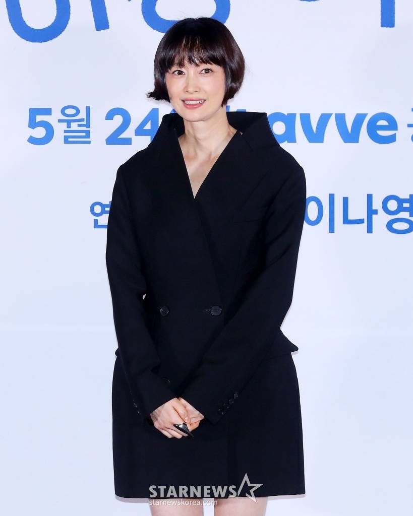 배우 이나영이 23일 오후 서울 용산구 아이파크몰 CGV에서 진행된 웨이브 오리지널 드라마 '박하경 여행기' 언론시사회 및 기자간담회에 참석해 포즈를 취하고 있다. '박하경 여행기' 사라져 버리고 싶을 때 토요일 딱 하루의 여행을 떠나는, 국어 선생님 박하경의 예상치 못한 순간과 기적 같은 만남을 그린 명랑 유랑기다. 오는 24일 공개. 2023.05.23 /사진=김창현 기자 chmt@