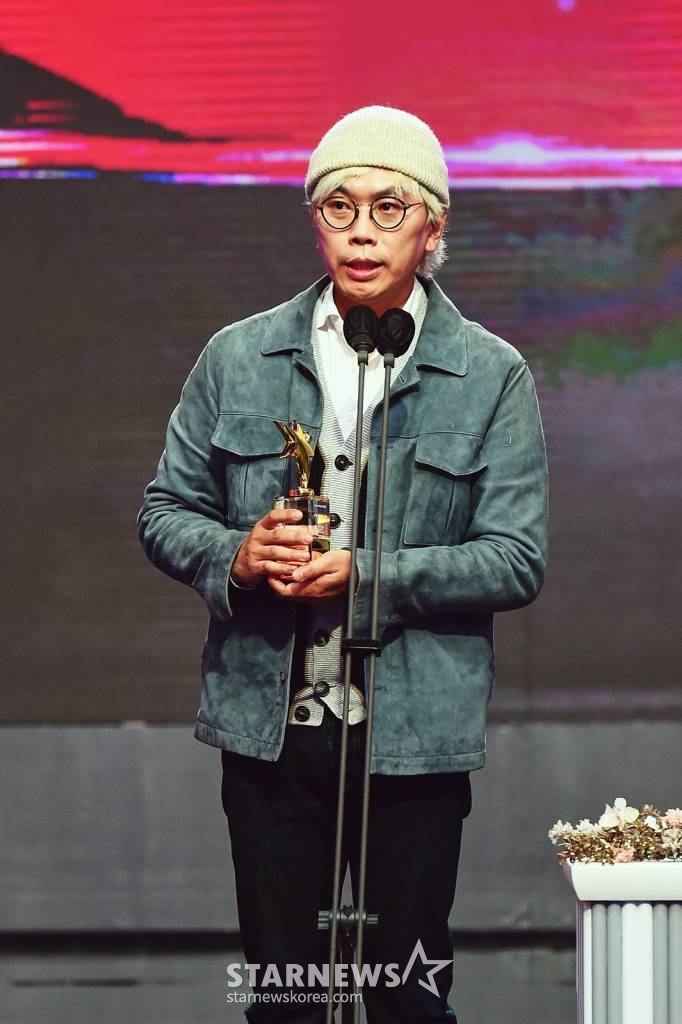 '놀면 뭐하니' 김태호 PD가 29일 오후 서울 마포구 상암 MBC에서 진행된 '2021 MBC 방송연예대상'에서 올해의 예능 프로그램상을 수상한 뒤 소감을 밝히고 있다. /사진제공=MBC 2021.12.29 /사진=이동훈 기자 photoguy@