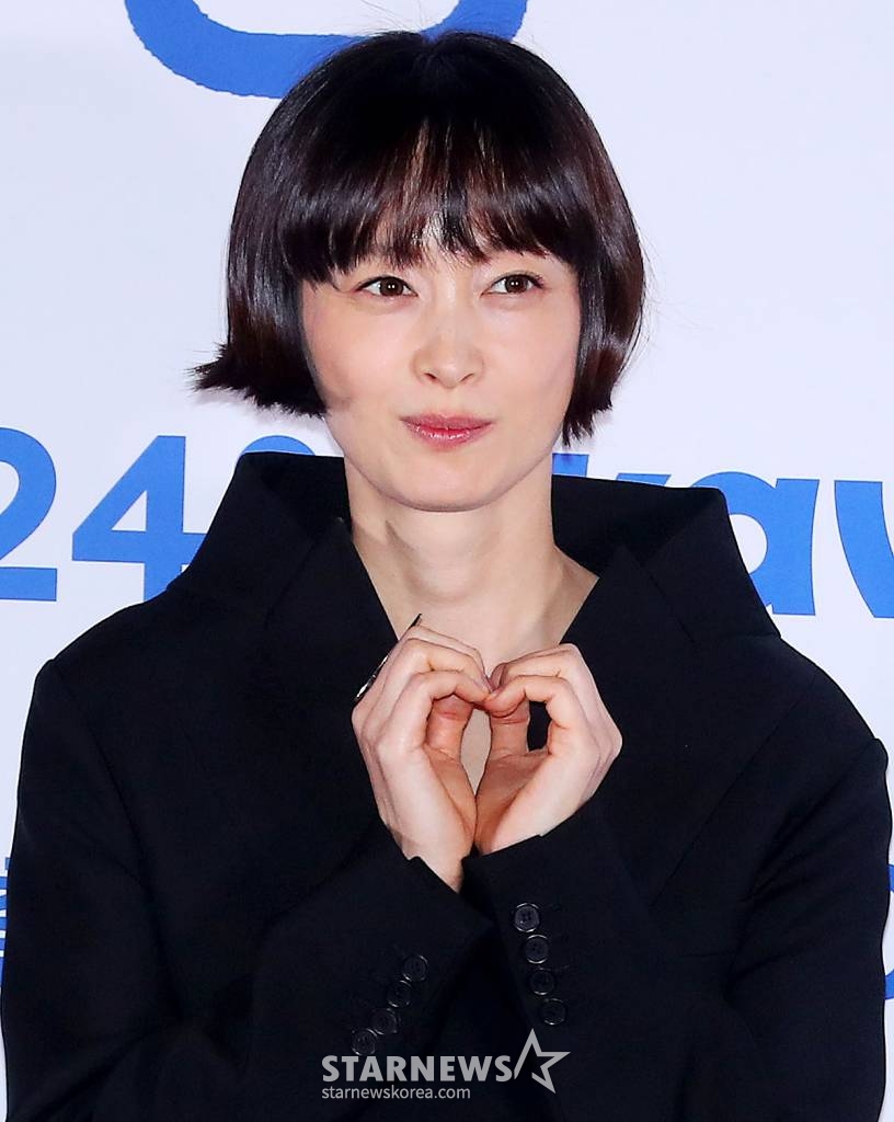 배우 이나영이 23일 오후 서울 용산구 아이파크몰 CGV에서 진행된 웨이브 오리지널 드라마 '박하경 여행기' 언론시사회 및 기자간담회에 참석해 포즈를 취하고 있다. '박하경 여행기' 사라져 버리고 싶을 때 토요일 딱 하루의 여행을 떠나는, 국어 선생님 박하경의 예상치 못한 순간과 기적 같은 만남을 그린 명랑 유랑기다. 오는 24일 공개. 2023.05.23 /사진=김창현 기자 chmt@