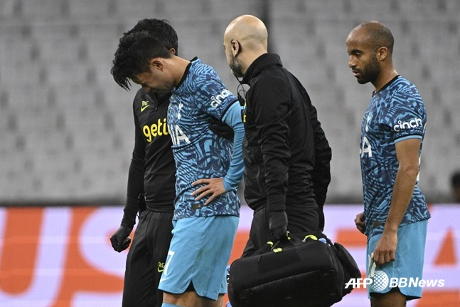 루카스 모우라(오른쪽)가 손흥민(가장 왼쪽)을 근심스럽게 바라보고 있다. /AFPBBNews=뉴스1