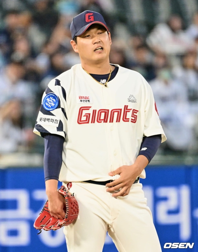 롯데 나균안이 23일 사직 NC전에서 5회 초 무사 1, 3루 위기를 만들고 어두운 표정을 짓고 있다.