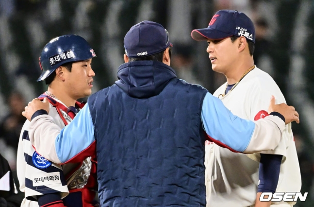 롯데 나균안(맨 오른쪽)과 포수 유강남(맨 왼쪽).