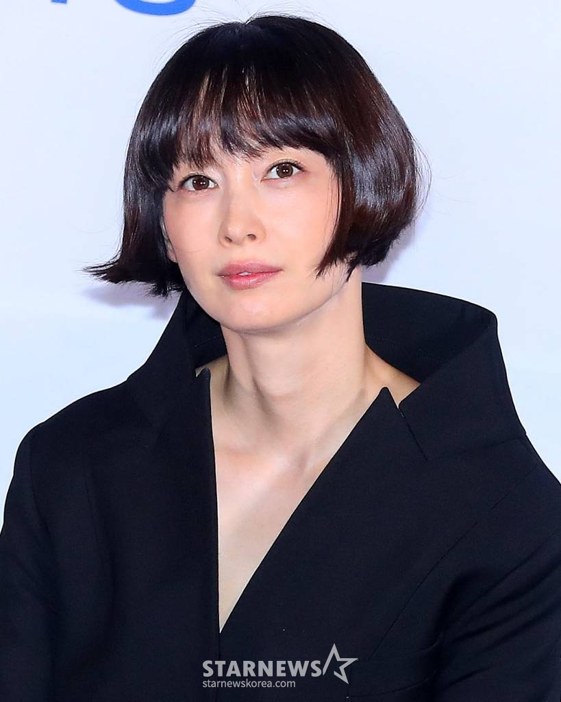 배우 이나영이 23일 오후 서울 용산구 아이파크몰 CGV에서 진행된 웨이브 오리지널 드라마 '박하경 여행기' 언론시사회 및 기자간담회에 참석해 포즈를 취하고 있다. '박하경 여행기' 사라져 버리고 싶을 때 토요일 딱 하루의 여행을 떠나는, 국어 선생님 박하경의 예상치 못한 순간과 기적 같은 만남을 그린 명랑 유랑기다. 오는 24일 공개. 2023.05.23 /사진=김창현 기자 chmt@