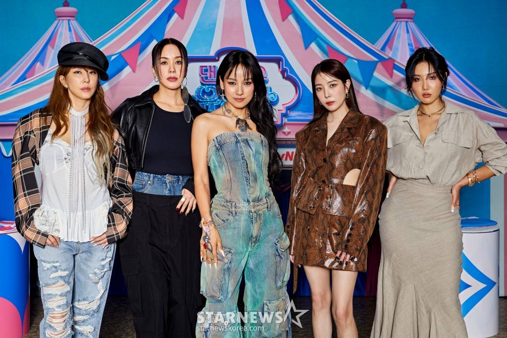 가수 김완선, 엄정화, 이효리, 보아, 화사가 23일 오전 온라인으로 진행된 tvN '댄스가스 유랑단' 제작발표회에 참석해 포즈를 취하고 있다. '댄스가수 유랑단'은 국내 최고의 아티스트 김완선, 엄정화, 이효리, 보아, 화사가 전국을 돌며, 사람들의 일상 속으로 들어가 팬들을 직접 대면하고 함께 즐기는 전국 투어 콘서트 이야기. 오는 25일 첫 방송. / 사진제공 = tvN /사진=김창현 기자 chmt@
