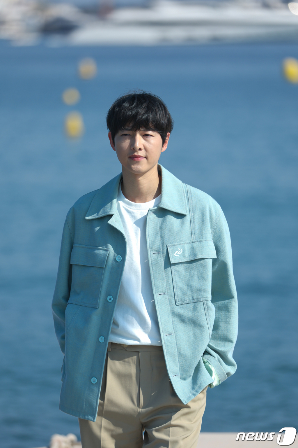 (칸=뉴스1) 이준성 기자 = 22일(현지시간) 오후 제76회 칸 국제영화제가 열리고 있는 프랑스 남부 소도시 칸 ‘바리에르 비치 마제스틱 칸’에서 ‘주목할 만한 시선’으로 초청된 영화 ’화란'(감독 김창훈)의 송중기가 인터뷰 전 촬영을 하고 있다. 2023.5.23/뉴스1 Copyright (C) 뉴스1. All rights reserved. 무단 전재 및 재배포 금지.
