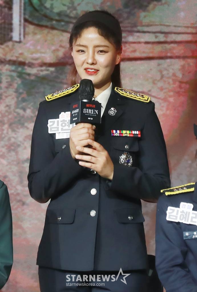 소방팀 리더 김현아가 24일 오전 서울 마포구 호텔 나루에서 진행된 넷플릭스 예능 '사이렌:불의 섬' 제작발표회에 참석해 인사말을 하고 있다. 최강의 전투력과 치밀한 전략을 모두 갖춘 여성 24인이 6개의 직업군별로 팀을 이뤄 미지의 섬에서 치열하게 부딪히는 생존 전투 서바이벌 예능 '사이렌:불의 섬'은 오는 30일 공개된다. /2023.05.24 /사진=이동훈 기자 photoguy@