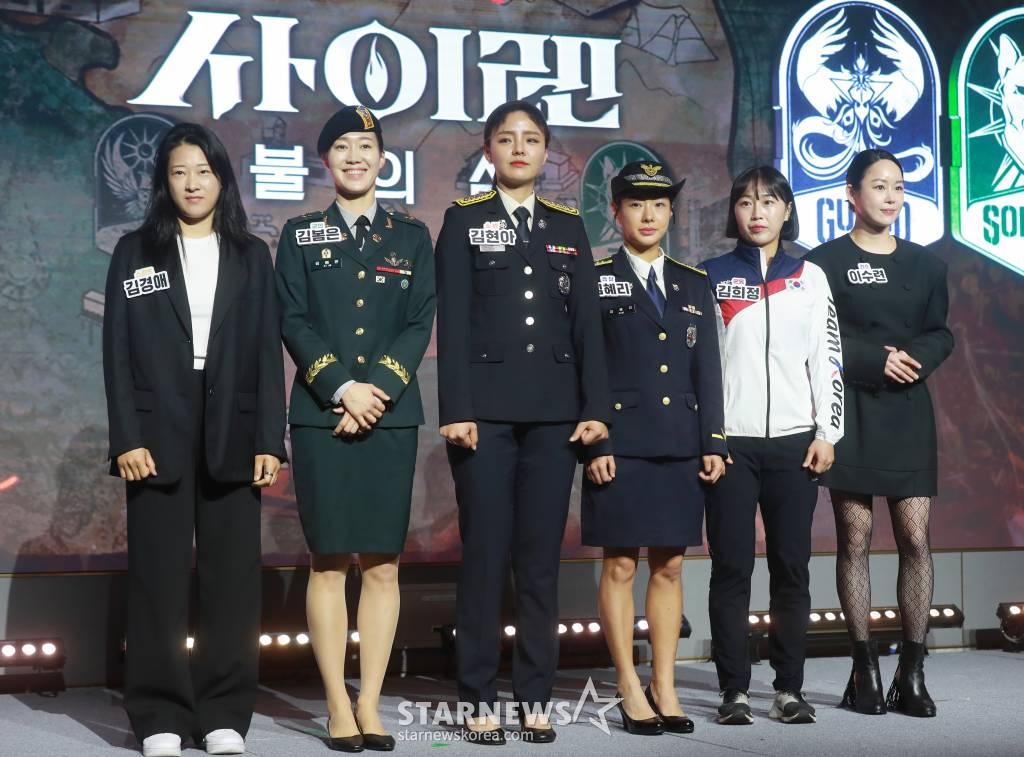 김경애(스턴트팀 리더), 김봄은(군인팀 리더), 김현아(소방팀 리더), 김혜리(경찰팀 리더), 김희정(운동팀 리더), 이수련(경호팀 리더)이 24일 오전 서울 마포구 호텔 나루에서 진행된 넷플릭스 예능 '사이렌:불의 섬' 제작발표회에 참석해 포즈를 취하고 있다. 최강의 전투력과 치밀한 전략을 모두 갖춘 여성 24인이 6개의 직업군별로 팀을 이뤄 미지의 섬에서 치열하게 부딪히는 생존 전투 서바이벌 예능 '사이렌:불의 섬'은 오는 30일 공개된다. /2023.05.24 /사진=이동훈 기자 photoguy@