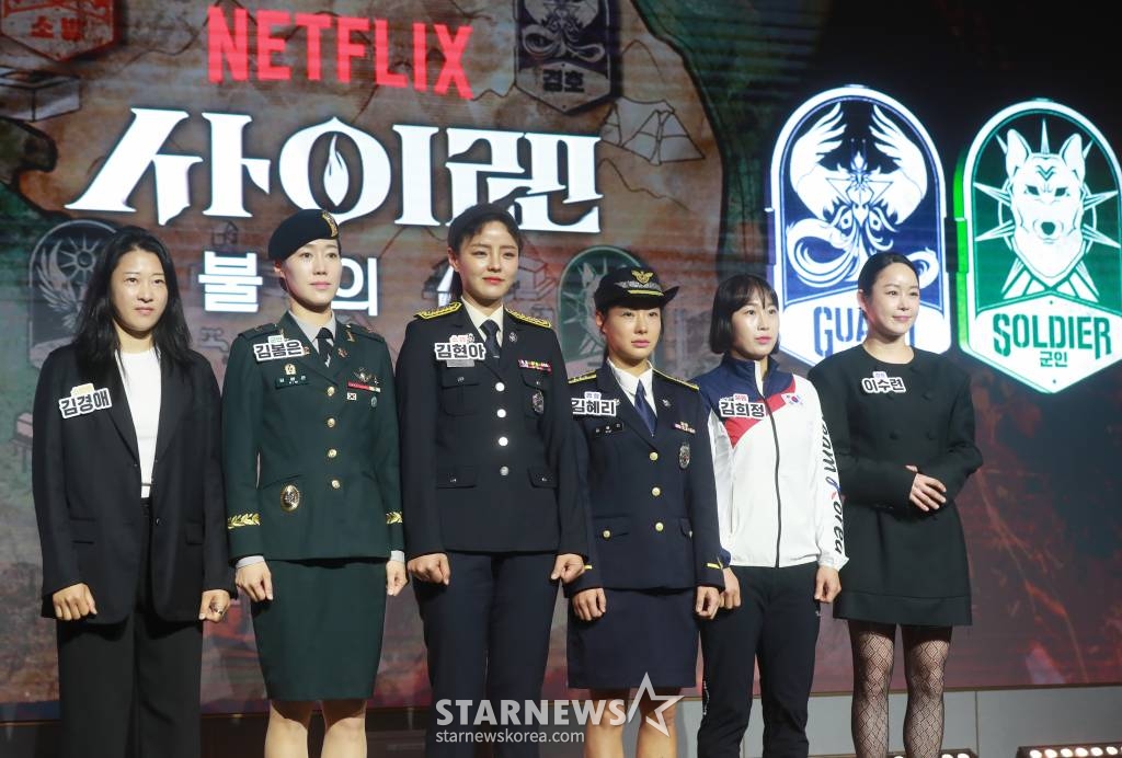 김경애(스턴트팀 리더), 김봄은(군인팀 리더), 김현아(소방팀 리더), 김혜리(경찰팀 리더), 김희정(운동팀 리더), 이수련(경호팀 리더)이 24일 오전 서울 마포구 호텔 나루에서 진행된 넷플릭스 예능 '사이렌:불의 섬' 제작발표회에 참석해 포즈를 취하고 있다. 최강의 전투력과 치밀한 전략을 모두 갖춘 여성 24인이 6개의 직업군별로 팀을 이뤄 미지의 섬에서 치열하게 부딪히는 생존 전투 서바이벌 예능 '사이렌:불의 섬'은 오는 30일 공개된다. /2023.05.24 /사진=이동훈 기자 photoguy@