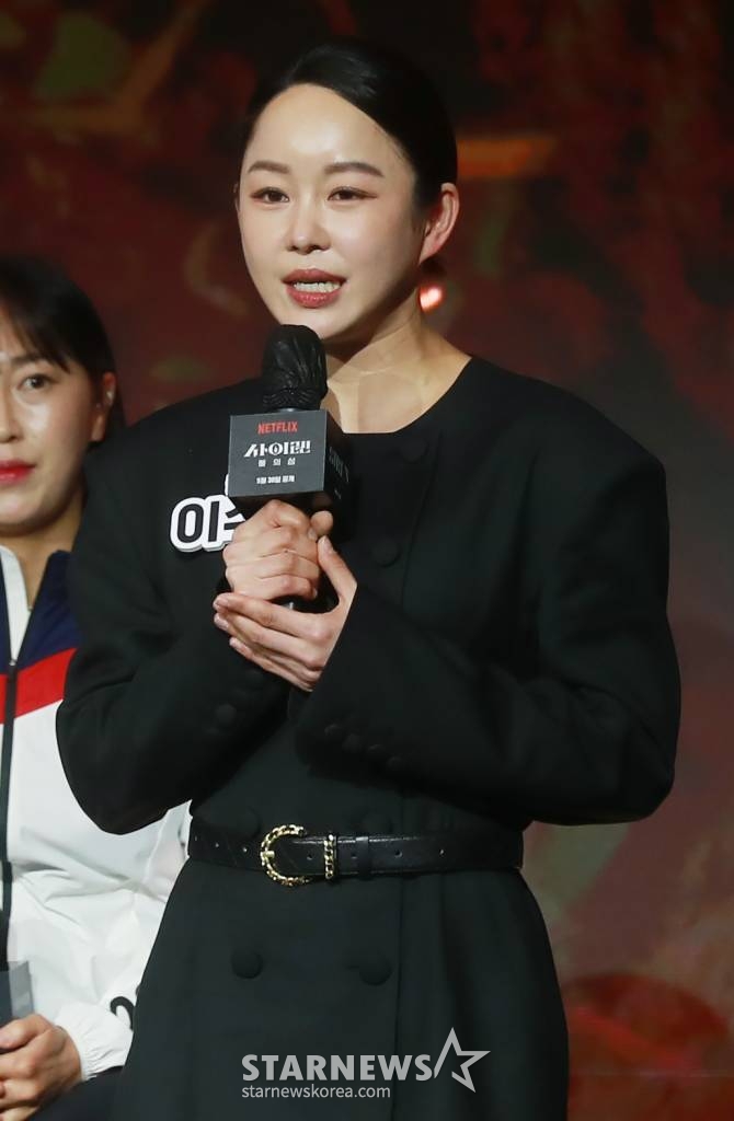 경호팀 리더 이수련이 24일 오전 서울 마포구 호텔 나루에서 진행된 넷플릭스 예능 '사이렌:불의 섬' 제작발표회에 참석해 인사말을 하고 있다. 최강의 전투력과 치밀한 전략을 모두 갖춘 여성 24인이 6개의 직업군별로 팀을 이뤄 미지의 섬에서 치열하게 부딪히는 생존 전투 서바이벌 예능 '사이렌:불의 섬'은 오는 30일 공개된다. /2023.05.24 /사진=이동훈 기자 photoguy@