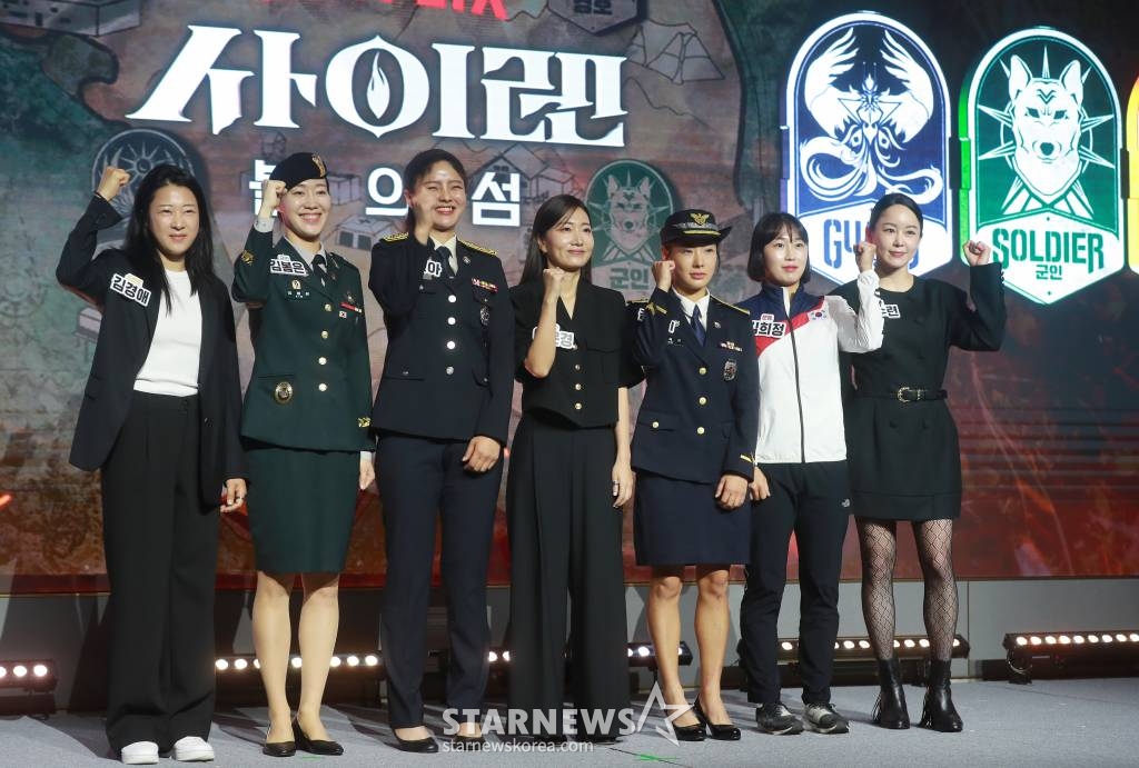 김경애(스턴트팀 리더), 김봄은(군인팀 리더), 김현아(소방팀 리더), 이은경 PD, 김혜리(경찰팀 리더), 김희정(운동팀 리더), 이수련(경호팀 리더)이 24일 오전 서울 마포구 호텔 나루에서 진행된 넷플릭스 예능 '사이렌:불의 섬' 제작발표회에 참석해 포즈를 취하고 있다. 최강의 전투력과 치밀한 전략을 모두 갖춘 여성 24인이 6개의 직업군별로 팀을 이뤄 미지의 섬에서 치열하게 부딪히는 생존 전투 서바이벌 예능 '사이렌:불의 섬'은 오는 30일 공개된다. /2023.05.24 /사진=이동훈 기자 photoguy@