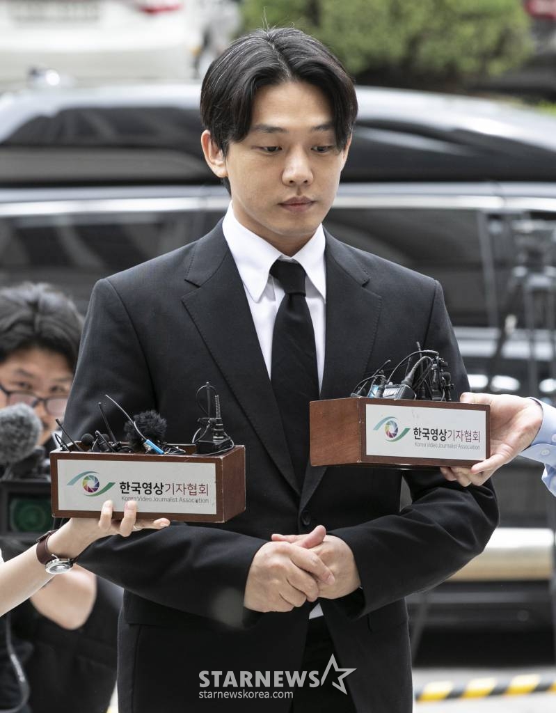마약 상습 투약 혐의를 받는 배우 유아인(본명 엄홍식)이 24일 서울 서초구 서울중앙지방법원에서 열리는 구속 전 피의자심문(영장실질심사)에 출석하고 있다. 2023.5.24 마약류 관리에 관한 법률 위반 혐의를 받고 있는 배우 유아인(본명 엄홍식)이 24일 오전 서울 서초구 중앙지방법원에서 진행된 구속전피의자심문(영장실질심사)에 출석하고 있다. 유아인은 프로포폴, 대마, 코카인, 케타민 등의 마약류를 투약한 혐의를 받고 있다. 사건을 담당한 서울경찰청 마약범죄수사대는 지난 19일 증거 인멸과 도주 우려가 있다며 유아인에 대한 사전 구속영장을 신청했고, 서울중앙지검은 지난 22일 법원에 구속영장을 청구했다. 유아인과 공범으로 지목된 미대 출신 작가 A씨도 같은 혐의로 구속영장이 청구됐다. 2023.05.24 /사진=김창현 기자 chmt@