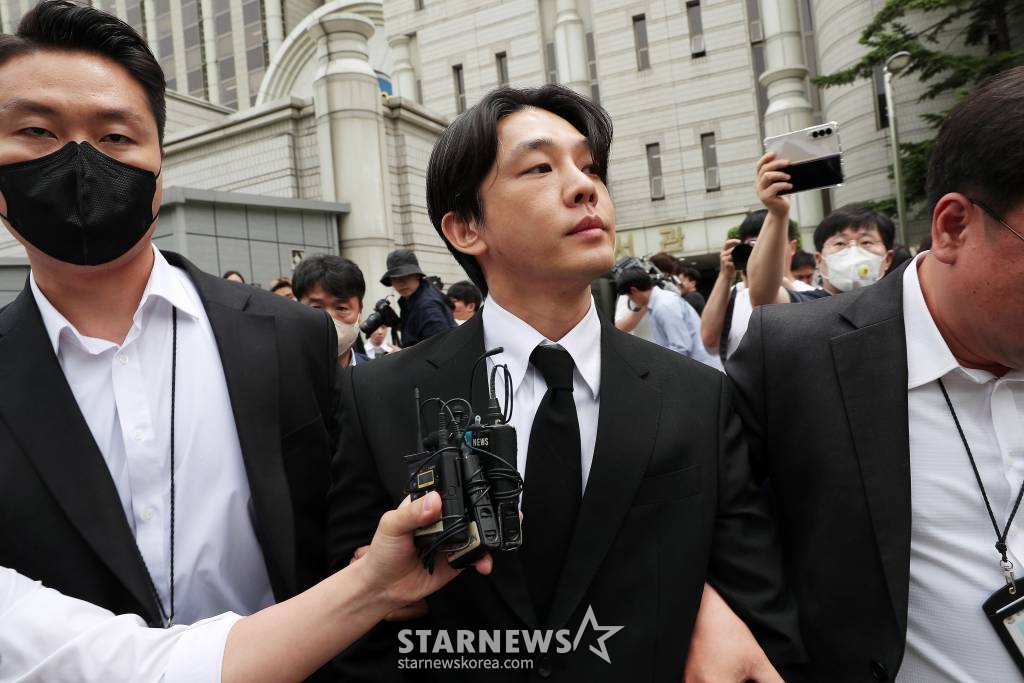 마약류 관리에 관한 법률 위반 혐의를 받고 있는 배우 유아인(본명 엄홍식)이 24일 서울 서초구 중앙지방법원에서 진행된 구속전피의자심문(영장실질심사)을 마친 뒤 호송차량으로 향하고 있다. 2023.05.24 /사진=김창현 기자 chmt@