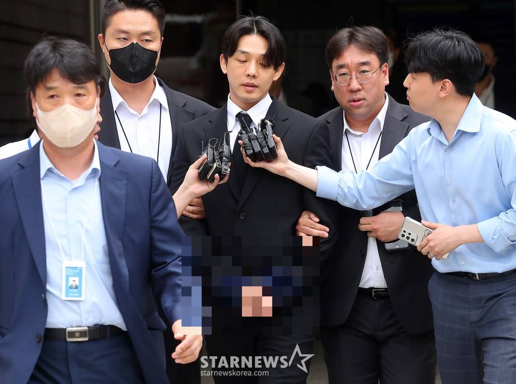 마약류 관리에 관한 법률 위반 혐의를 받고 있는 배우 유아인(본명 엄홍식)이 24일 서울 서초구 중앙지방법원에서 진행된 구속전피의자심문(영장실질심사)을 마친 뒤 호송차량으로 향하고 있다. 2023.05.24 /사진=김창현 기자 chmt@