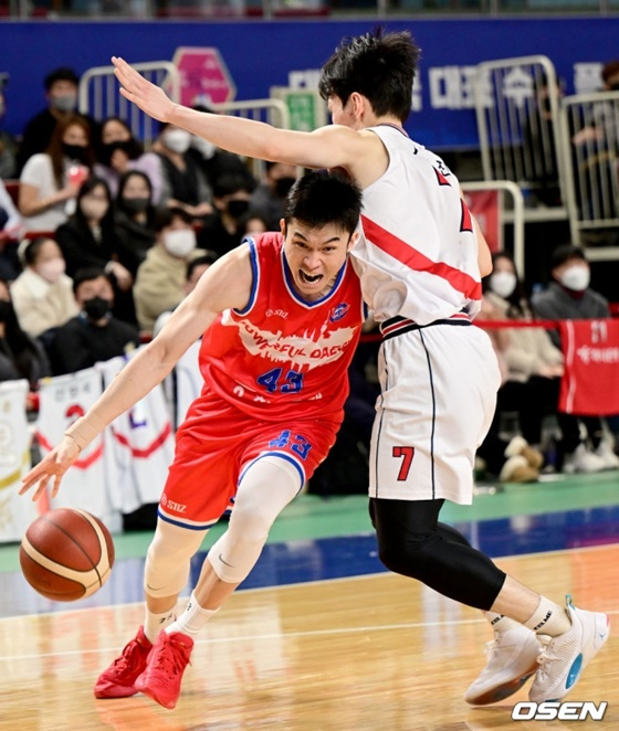 돌파를 시도하는 이대성(왼쪽). /사진=KBL 제공