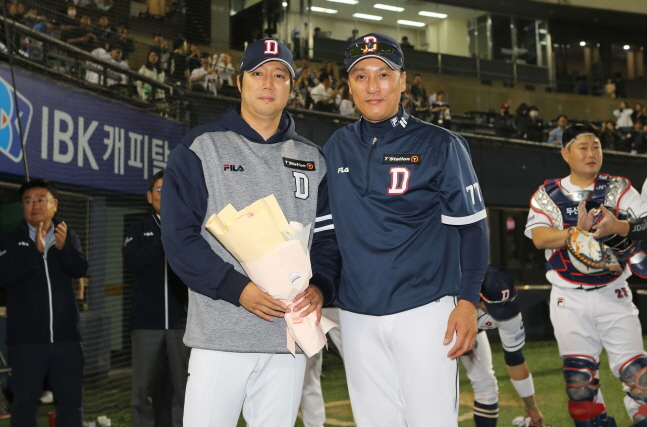 두산 장원준(왼쪽)이 23일 삼성전 통산 130승을 거둔 뒤 꽃다발을 건넨 이승엽 감독과 기념촬영을 하고 있다. /사진=두산 베어스