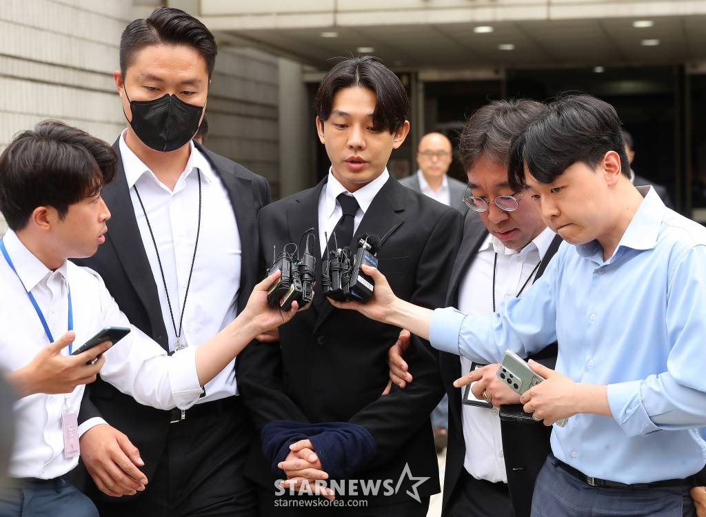 마약류 관리에 관한 법률 위반 혐의를 받고 있는 배우 유아인(본명 엄홍식)이 24일 서울 서초구 중앙지방법원에서 진행된 구속전피의자심문(영장실질심사)을 마친 뒤 호송차량으로 향하고 있다. 2023.05.24 /사진=김창현 기자 chmt@