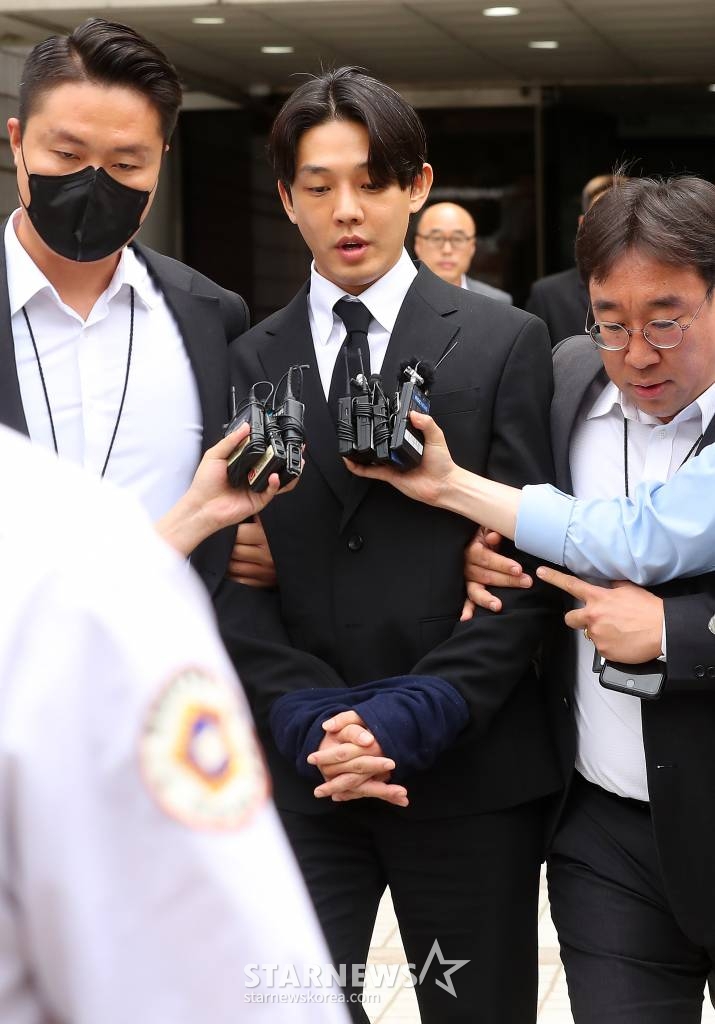 마약류 관리에 관한 법률 위반 혐의를 받고 있는 배우 유아인(본명 엄홍식)이 24일 서울 서초구 중앙지방법원에서 진행된 구속전피의자심문(영장실질심사)을 마친 뒤 호송차량으로 향하고 있다. 2023.05.24 /사진=김창현 기자 chmt@