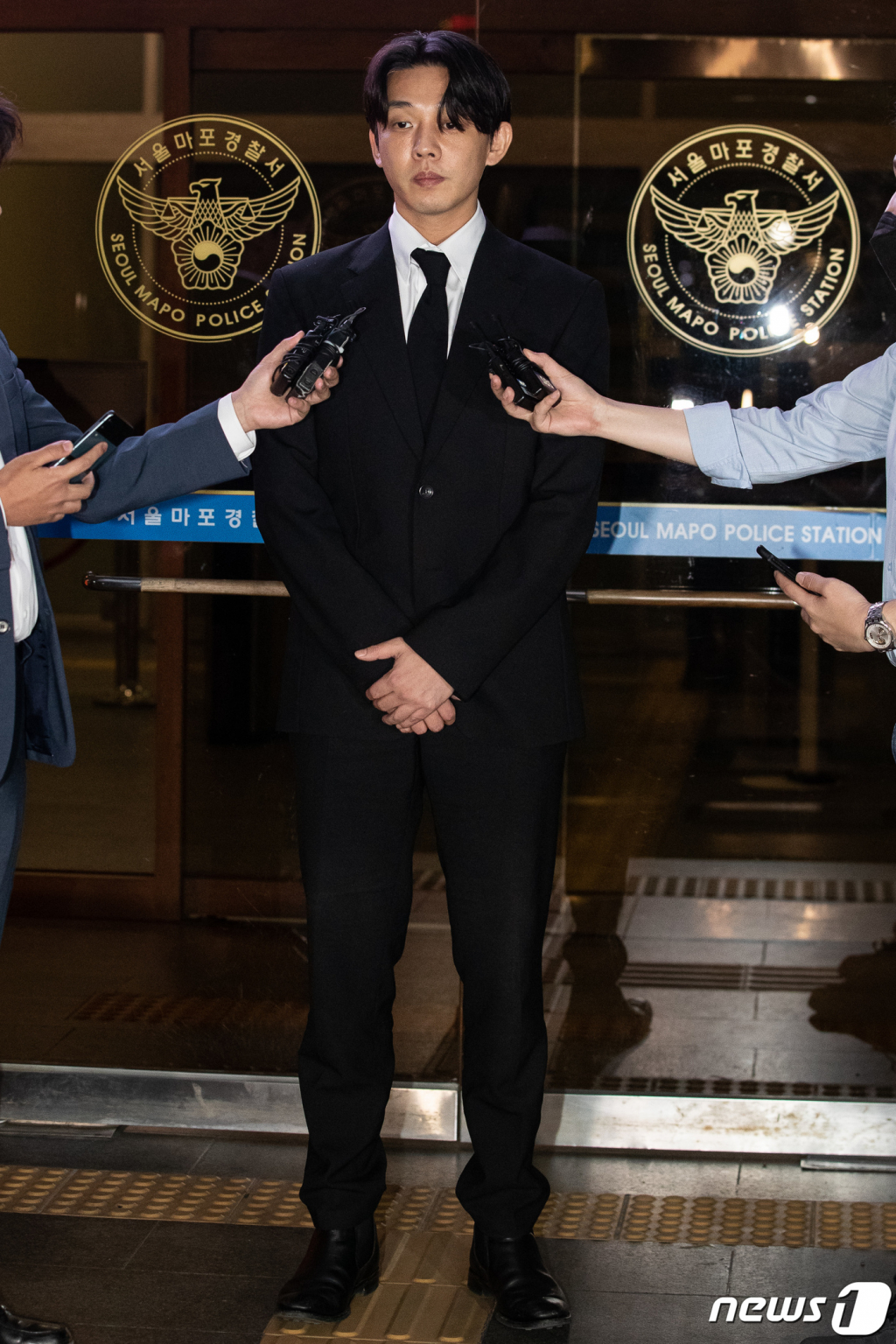(서울=뉴스1) 유승관 기자 = 마약 상습 투약 혐의를 받는 배우 유아인(37·본명 엄홍식)이 24일 밤 구속 영장이 기각돼 서울 마포경찰서를 나서며 취재진 질문에 답하고 있다. 서울중앙지법 이민수 영장전담 부장판사는 이날 마약류관리법 위반 등의 혐의로 구속영장이 청구된 유씨와 공범 최모씨에 대해 증거인멸과 도주우려가 없다면서 구속영장을 기각했다. 2023.5.24/뉴스1 Copyright (C) 뉴스1. All rights reserved. 무단 전재 및 재배포 금지.