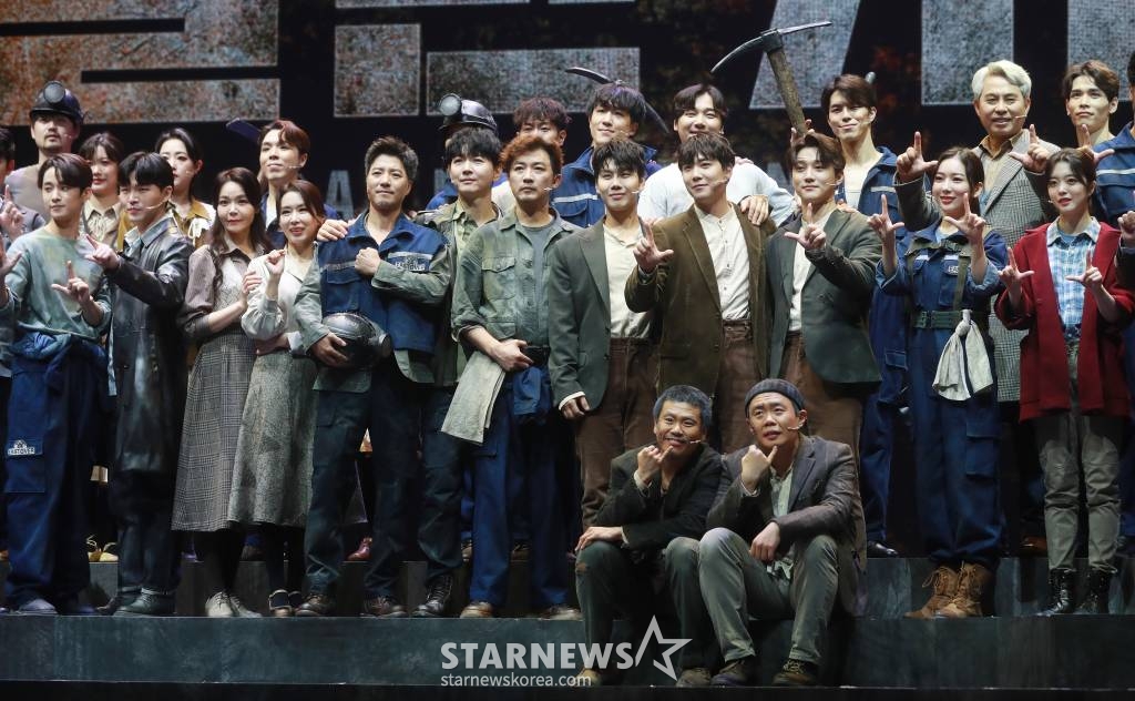 25일 오후 서울 강남구 한전아트센터에서 진행된 뮤지컬 '할란카운티' 프레스콜에서 안재욱, 강성진, 이홍기 등 출연배우들이 포즈를 취하고 있다. '할란카운티'는 1976년 미국 중남부 켄터키주의 광산 마을 할란카운티에서 광산 회사의 횡포에 맞서 자신들의 권리를 찾기 위해 싸우는 광부 존과 동료들의 이야기를 그린 뮤지컬이다. /2023.05.25 /사진=이동훈 기자 photoguy@