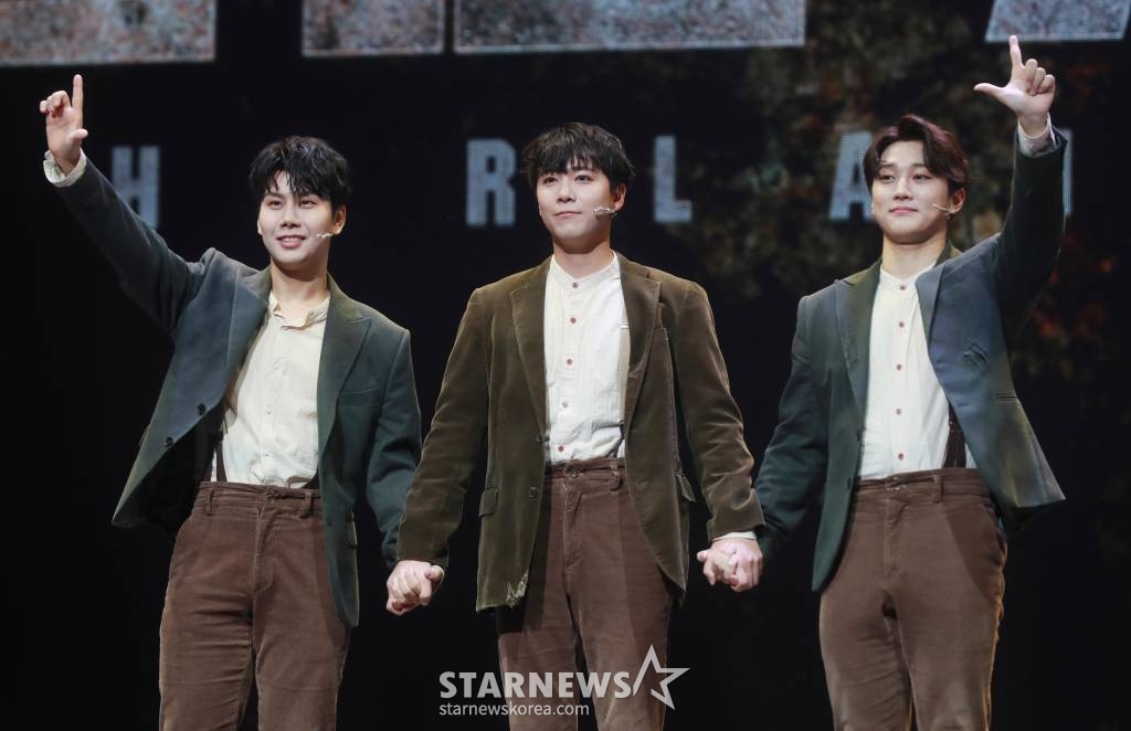 배우 뱍장현, 이홍기, 홍주찬이 25일 오후 서울 강남구 한전아트센터에서 진행된 뮤지컬 '할란카운티' 프레스콜에서 포즈를 취하고 있다. '할란카운티'는 1976년 미국 중남부 켄터키주의 광산 마을 할란카운티에서 광산 회사의 횡포에 맞서 자신들의 권리를 찾기 위해 싸우는 광부 존과 동료들의 이야기를 그린 뮤지컬이다. /2023.05.25 /사진=이동훈 기자 photoguy@