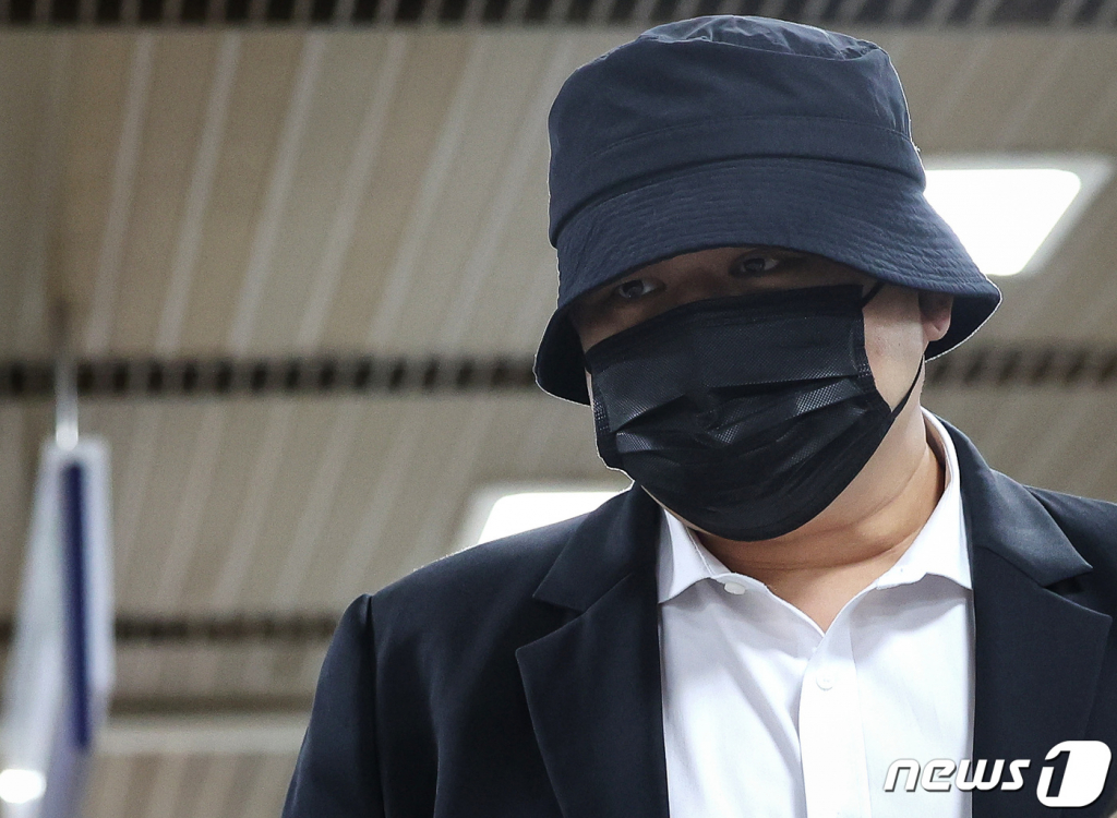 (서울=뉴스1) 유승관 기자 = 필로폰, 엑스터시 등 마약을 투약·교부한 혐의로 1심에서 집행유예를 선고받은 돈스파이크(46·본명 김민수)가 6일 서울 서초구 서울중앙지법에서 열린 항소심 공판에 출석하고 있다. (공동취재) 2023.4.6/뉴스1 Copyright (C) 뉴스1. All rights reserved. 무단 전재 및 재배포 금지.