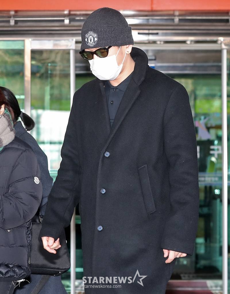 래퍼 던밀스의 아내 A씨의 신체 일부를 몰래 카메라로 촬영, 유포한 혐의로 불구속 기소된 래퍼 뱃사공(김진우·36)이 16일 오전 서울 마포구 서부지방법원에서 진행된 첫 공판기일을 마친 뒤 법원을 나서고 있다. 뱃사공은 지난해 5월 A씨의 폭로 이후 3일 만에 자신의 논란을 인정하며 "제가 잘못한 부분에 대해서 사과하고 반성하겠다. 피해자분이 고소하지는 않으셨지만 죗값을 치르는 게 순리라고 생각돼 경찰서에 왔다. 성실히 조사 받고 다시는 이런 일이 없도록 평생 반성하겠다"면서 경찰에 자수, 성폭력범죄의 처벌 등에 관한 특례법 위반 혐의로 검찰에 송치됐다. 2023.01.16. /사진=김창현 기자 chmt@