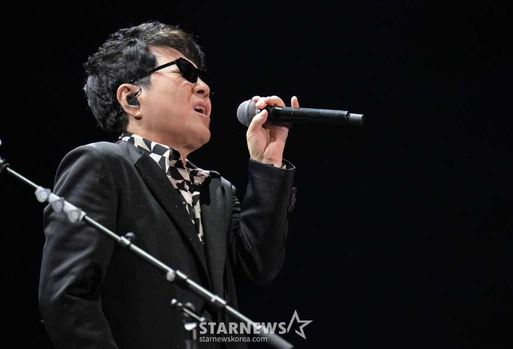 가수 조용필이 13일 서울 잠실 올림픽주경기장에서 진행된 '2023 조용필&위대한탄생 콘서트'에서 열창하고 있다. /사진제공=YPC, 유니버설뮤직 2023.05.13 /사진=이동훈 기자 photoguy@