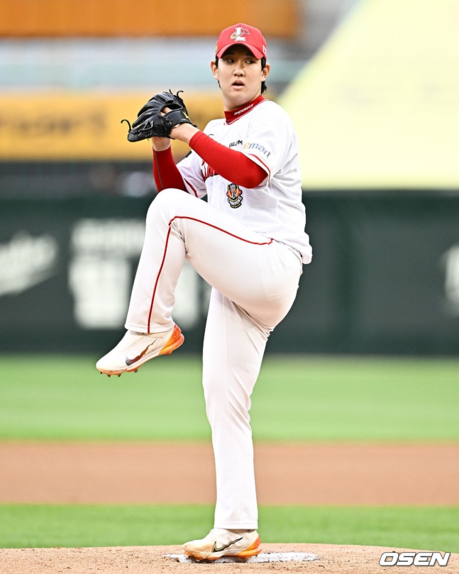 SSG 송영진이 25일 문학 LG전에서 투구하고 있다.