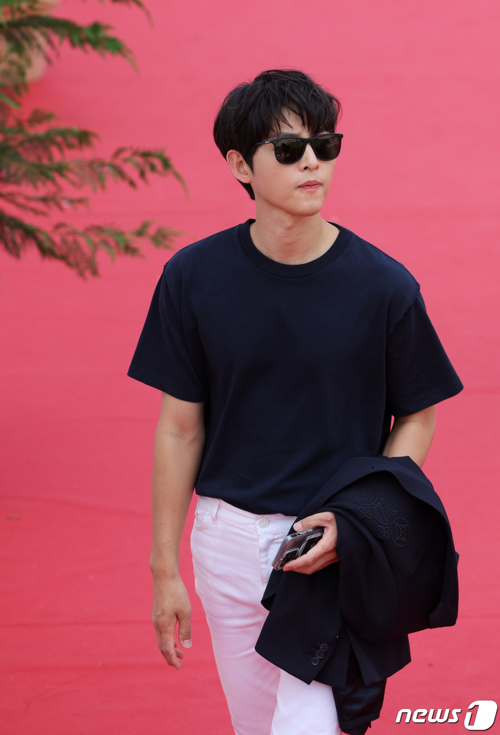 (칸=뉴스1) 이준성 기자 = 제 76회 칸 국제영화제 ‘주목할 만한 시선’에 초청된 영화 ‘화란’ 송중기가 25일(현지시간) 프랑스 남부 칸 ‘팔레 데 페스티발’(Palais des Festival)에서 열린 포토콜 참석후 행사장을 떠나고 있다. 2023.5.25/뉴스1  Copyright (C) 뉴스1. All rights reserved. 무단 전재 및 재배포 금지.