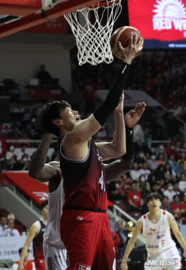 안양 오세근이 7일 안양체육관에서 열린 2022-2023 KBL 챔피언결정전 안양KGC 대 서울SK 경기에서 골밑슛을 하고 있다. /사진=뉴시스