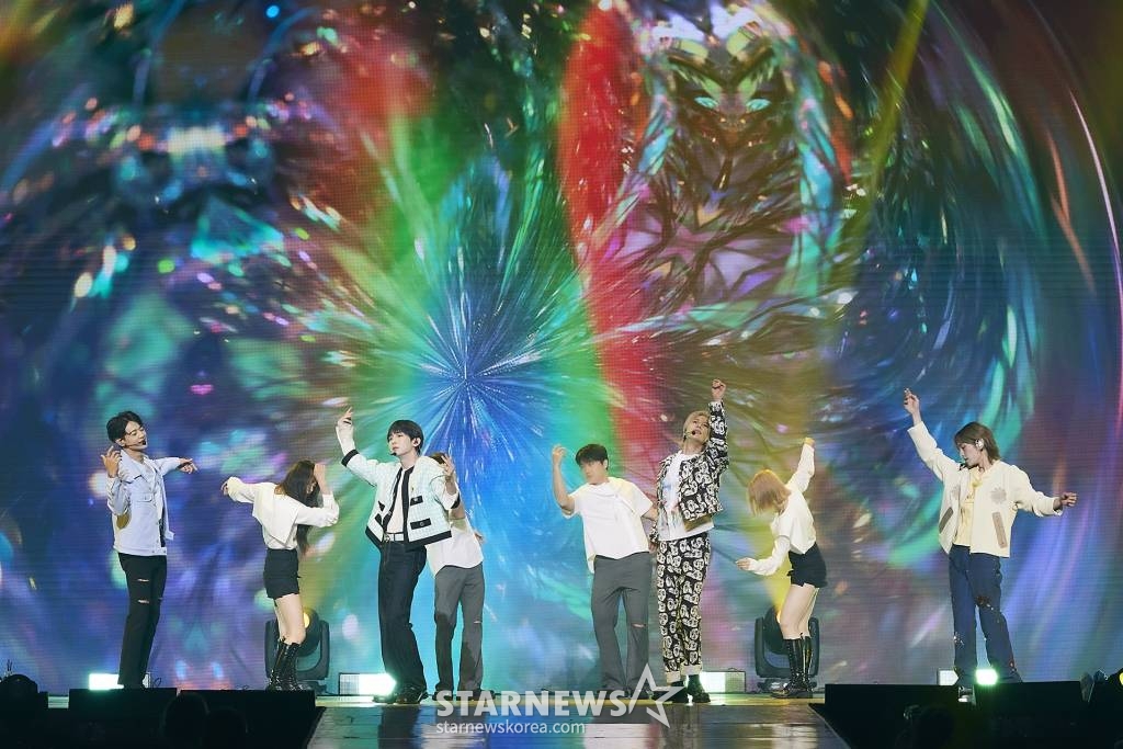 그룹 샤이니(SHINee)가 팬들과 즐거운 시간을 보냈다.   샤이니는 데뷔 15주년을 기념해 27일, 28일 양일간 서울 송파구 잠실 실내체육관에서 팬미팅 '2023 SHINee FANMEETING 'Everyday is SHINee DAY' : [Piece of SHINE]'(2023 샤이니 팬미팅 '에브리데이 이즈 샤이니 데이' : [피스 오브 샤인])을 개최했다. / 사진제공 = SM엔터테인먼트 /사진=김창현 기자 chmt@