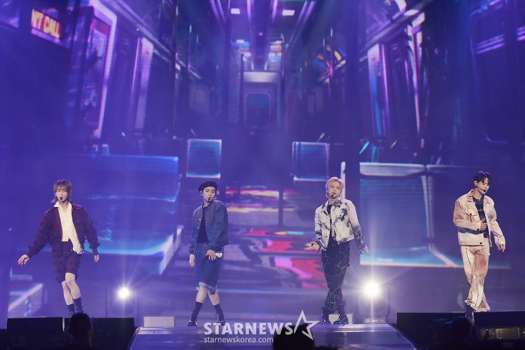 그룹 샤이니(SHINee)가 팬들과 즐거운 시간을 보냈다.   샤이니는 데뷔 15주년을 기념해 27일, 28일 양일간 서울 송파구 잠실 실내체육관에서 팬미팅 '2023 SHINee FANMEETING 'Everyday is SHINee DAY' : [Piece of SHINE]'(2023 샤이니 팬미팅 '에브리데이 이즈 샤이니 데이' : [피스 오브 샤인])을 개최했다. / 사진제공 = SM엔터테인먼트 /사진=김창현 기자 chmt@