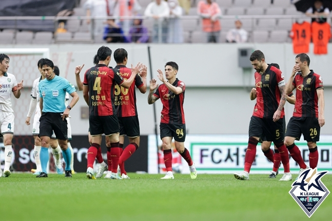 윌리안이 득점 후 동료들과 하이파이브를 하는 모습. /사진=한국프로축구연맹
