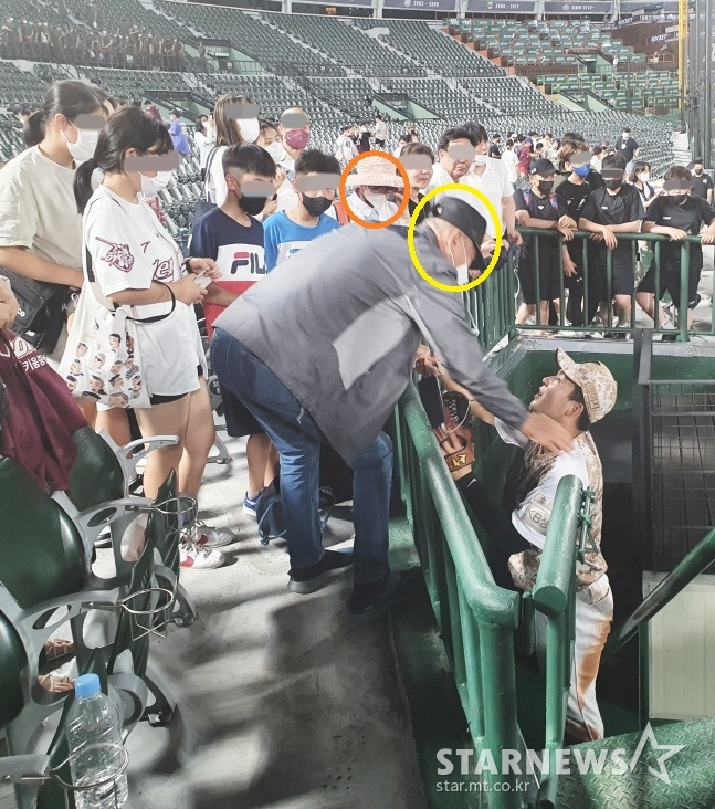 키움 김휘집(사진 오른쪽 아래)이 지난해 6월 부산 사직야구장에서 롯데전이 끝난 후 3루 관중석을 찾아 외할머니(주황색 원)와 외할아버지(노란색 원)와 인사를 나누고 있다./사진=김동윤 기자