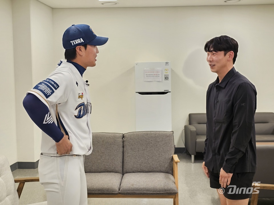 NC 도태훈(왼쪽)이 30일 창원 두산전을 앞두고 지난해 교통사고 당시 자신을 구해준 정용현 씨와 대화를 나누고 있다. /사진=NC 다이노스 제공