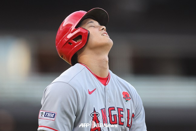 LAA 오타니가 30일 시카고 화이트삭스전 1회초 공에 맞고 아파하고 있다. /AFPBBNews=뉴스1