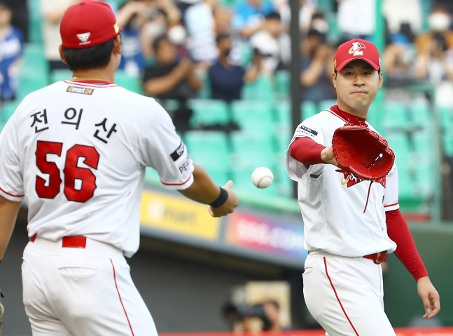 백승건(오른쪽). /사진=SSG 랜더스