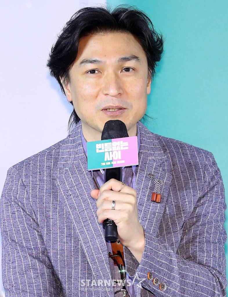 이우철 감독이 31일 오전 서울 광진구 건대입구 롯데시네마에서 진행된 영화 '빈틈없는 사이' 제작보고회에 참석해 인사말을 하고 있다. '빈틈없는 사이'는 방음이 1도 안 되는 벽을 사이에 두고 서로의 일상을 공유하게 된, 뮤지션 지망생 '승진'과 피규어 디자이너 '라니'의 동거인 듯 동거 아닌 이야기를 그린 철벽 로맨스다. 7월 5일 개봉. 2023.05.31 /사진=김창현 기자 chmt@