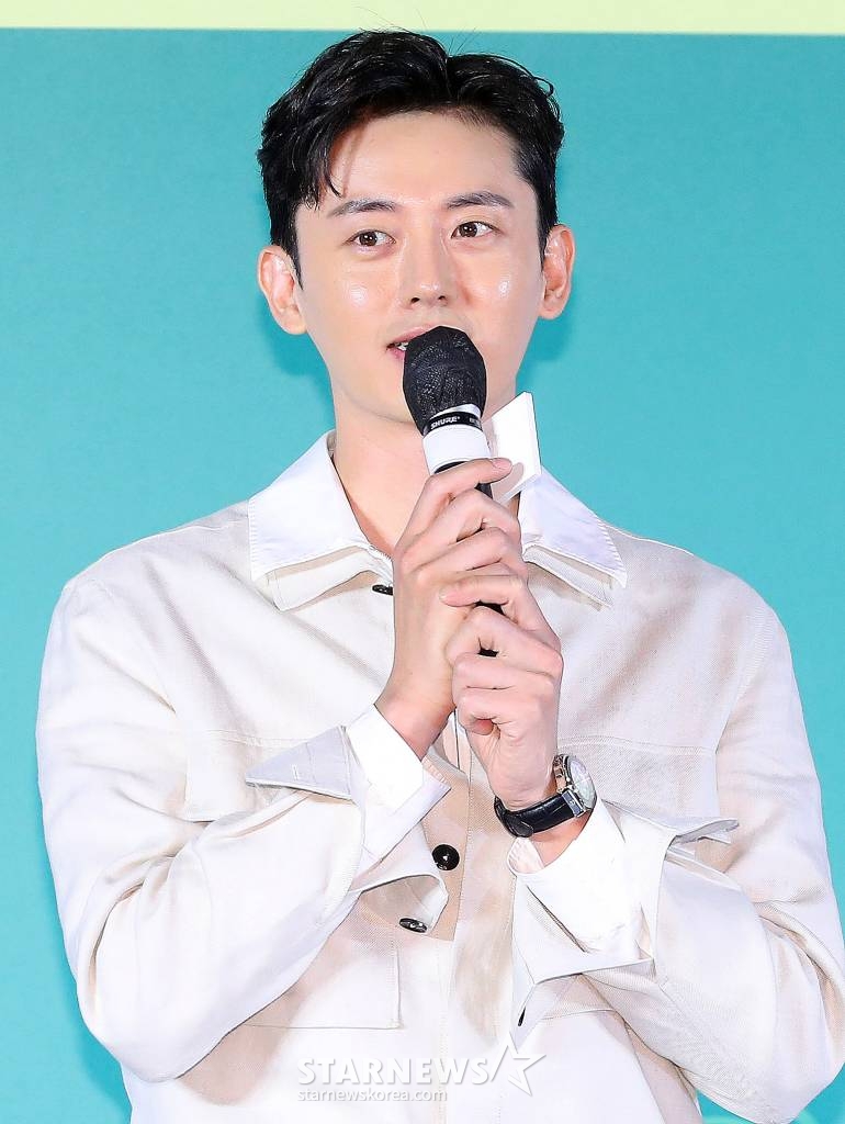 배우 이지훈이 31일 오전 서울 광진구 건대입구 롯데시네마에서 진행된 영화 '빈틈없는 사이' 제작보고회에 참석해 인사말을 하고 있다. '빈틈없는 사이'는 방음이 1도 안 되는 벽을 사이에 두고 서로의 일상을 공유하게 된, 뮤지션 지망생 '승진'과 피규어 디자이너 '라니'의 동거인 듯 동거 아닌 이야기를 그린 철벽 로맨스다. 7월 5일 개봉. 2023.05.31 /사진=김창현 기자 chmt@
