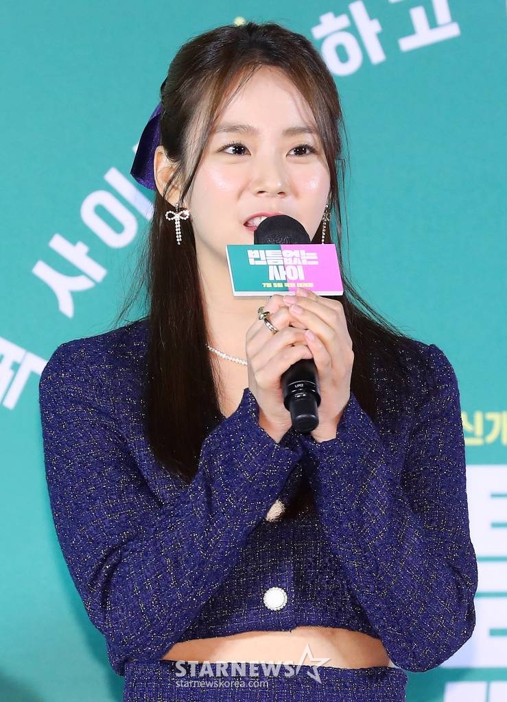 배우 한승연이 31일 오전 서울 광진구 건대입구 롯데시네마에서 진행된 영화 '빈틈없는 사이' 제작보고회에 참석해 인사말을 하고 있다. '빈틈없는 사이'는 방음이 1도 안 되는 벽을 사이에 두고 서로의 일상을 공유하게 된, 뮤지션 지망생 '승진'과 피규어 디자이너 '라니'의 동거인 듯 동거 아닌 이야기를 그린 철벽 로맨스다. 7월 5일 개봉. 2023.05.31 /사진=김창현 기자 chmt@
