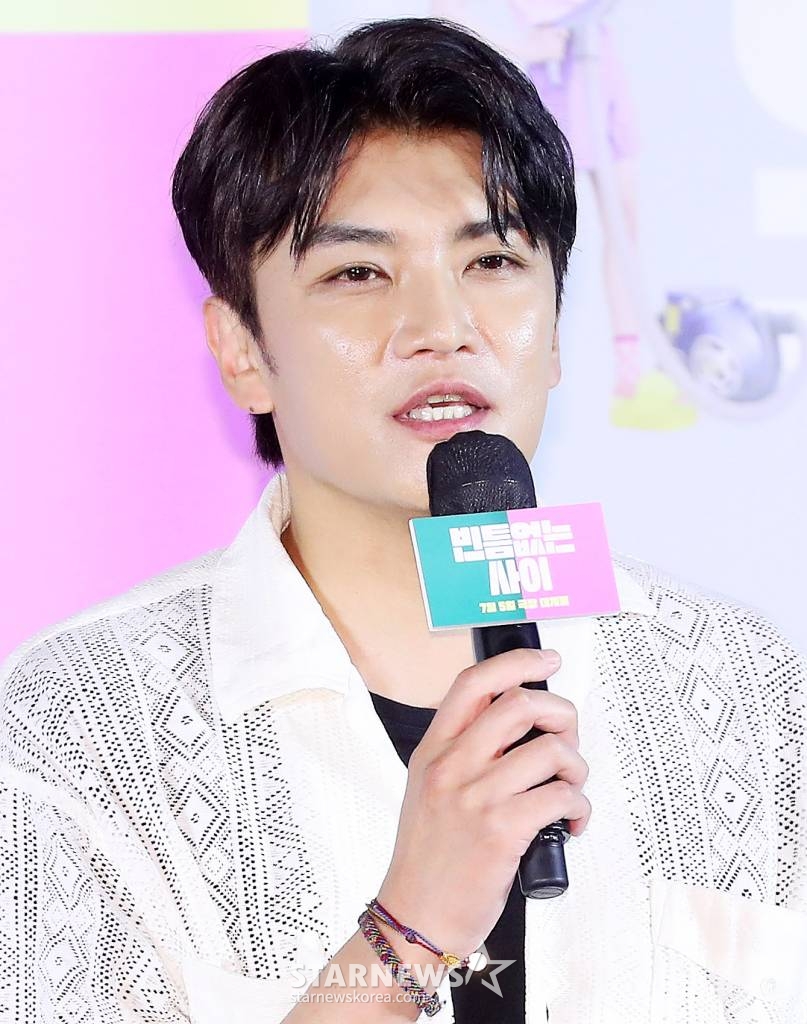 배우 김윤성이 31일 오전 서울 광진구 건대입구 롯데시네마에서 진행된 영화 '빈틈없는 사이' 제작보고회에 참석해 인사말을 하고 있다. '빈틈없는 사이'는 방음이 1도 안 되는 벽을 사이에 두고 서로의 일상을 공유하게 된, 뮤지션 지망생 '승진'과 피규어 디자이너 '라니'의 동거인 듯 동거 아닌 이야기를 그린 철벽 로맨스다. 7월 5일 개봉. 2023.05.31 /사진=김창현 기자 chmt@