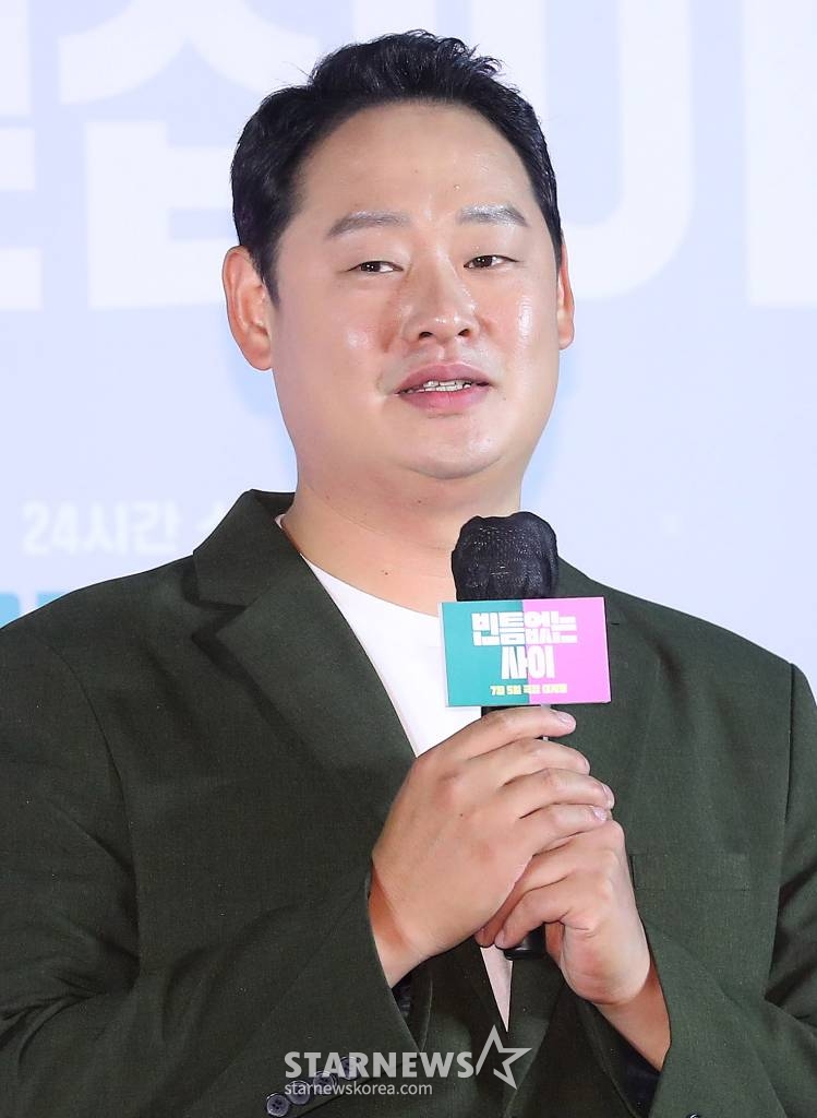 배우 이유준이 31일 오전 서울 광진구 건대입구 롯데시네마에서 진행된 영화 '빈틈없는 사이' 제작보고회에 참석해 인사말을 하고 있다. '빈틈없는 사이'는 방음이 1도 안 되는 벽을 사이에 두고 서로의 일상을 공유하게 된, 뮤지션 지망생 '승진'과 피규어 디자이너 '라니'의 동거인 듯 동거 아닌 이야기를 그린 철벽 로맨스다. 7월 5일 개봉. 2023.05.31 /사진=김창현 기자 chmt@
