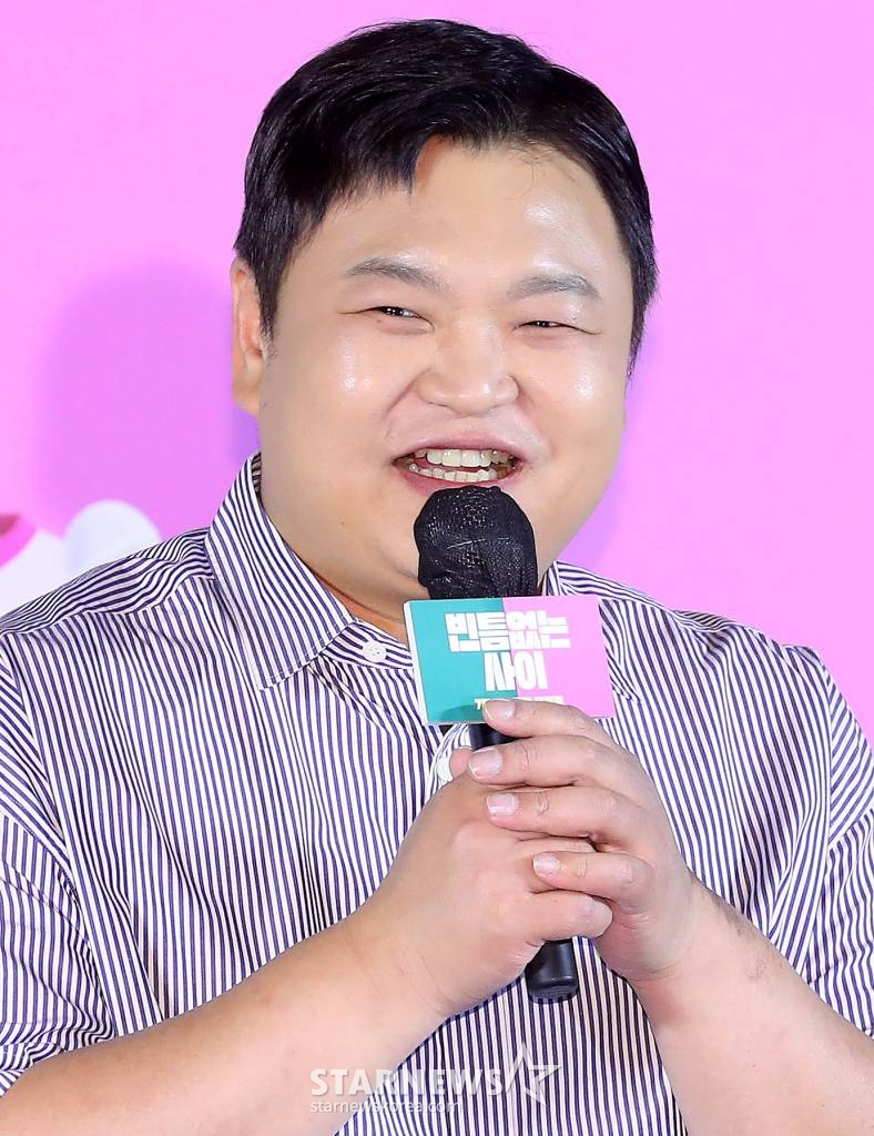 배우 고규필이 31일 오전 서울 광진구 건대입구 롯데시네마에서 진행된 영화 '빈틈없는 사이' 제작보고회에 참석해 인사말을 하고 있다. '빈틈없는 사이'는 방음이 1도 안 되는 벽을 사이에 두고 서로의 일상을 공유하게 된, 뮤지션 지망생 '승진'과 피규어 디자이너 '라니'의 동거인 듯 동거 아닌 이야기를 그린 철벽 로맨스다. 7월 5일 개봉. 2023.05.31 /사진=김창현 기자 chmt@
