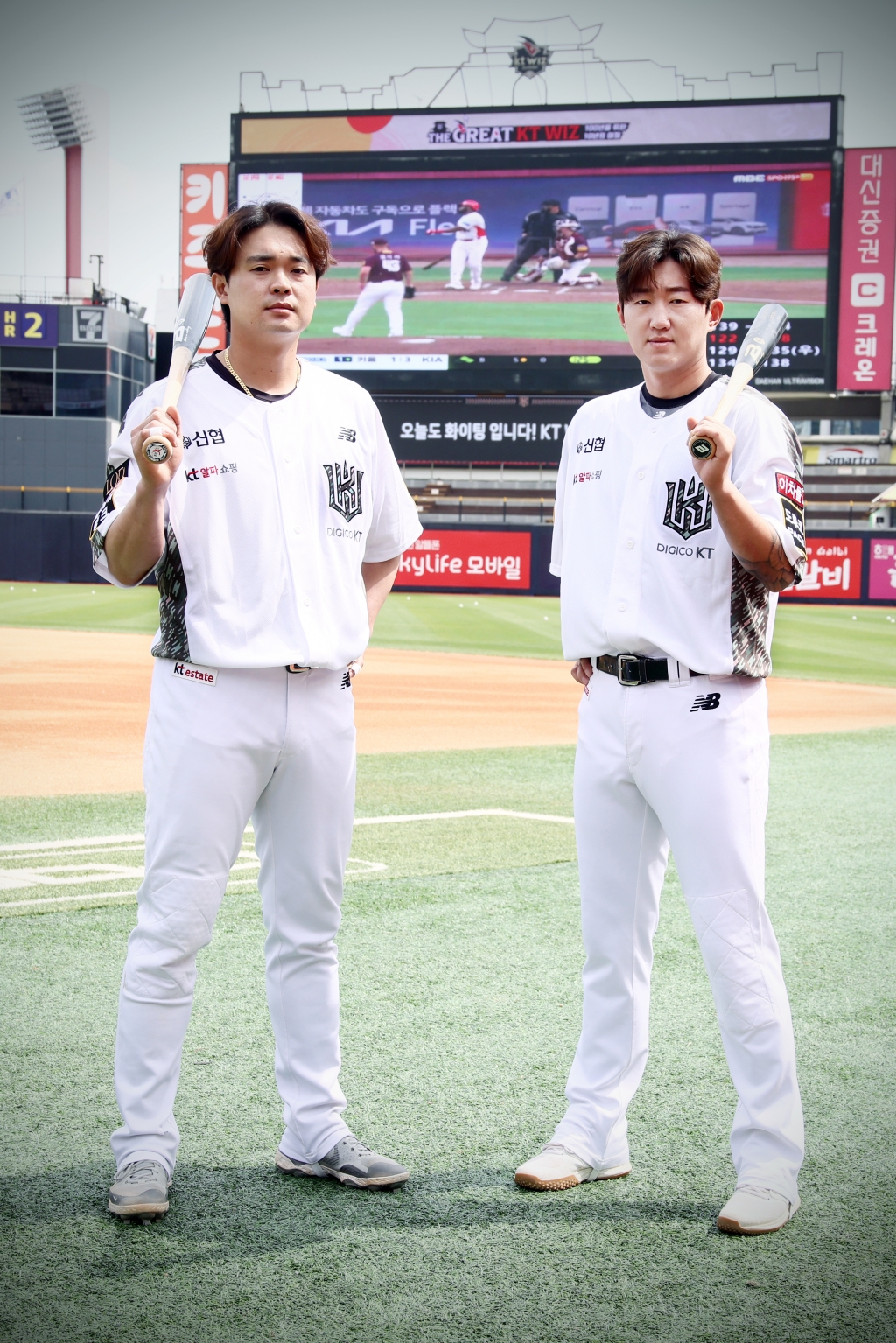 문상철(왼쪽)과 김민혁의 2023 KT 위즈 밀리터리 유니폼 실착(정면) 모습. /사진=KT 위즈 제공