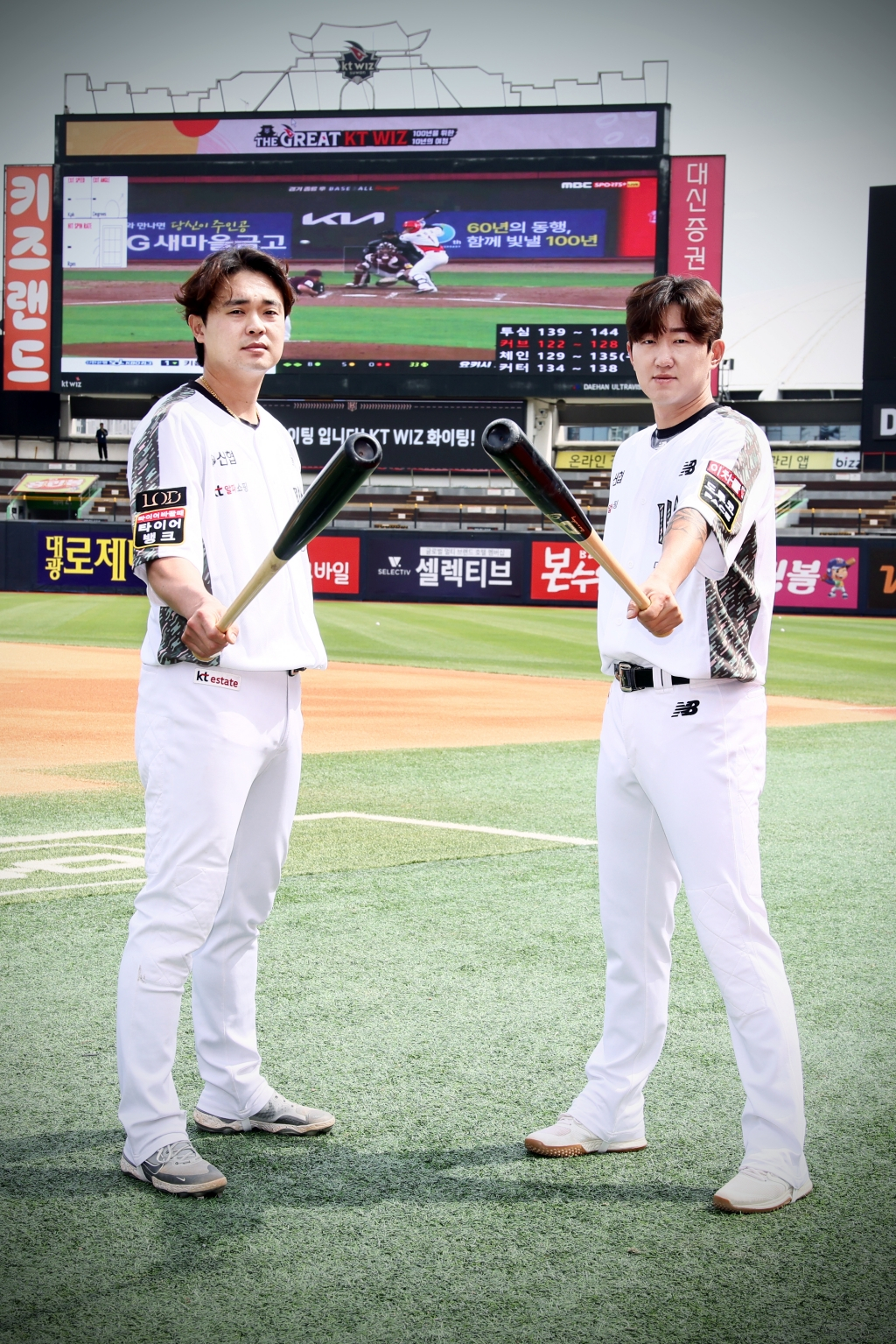 문상철(왼쪽)과 김민혁의 2023 KT 위즈 밀리터리 유니폼 실착(정면) 모습. /사진=KT 위즈 제공