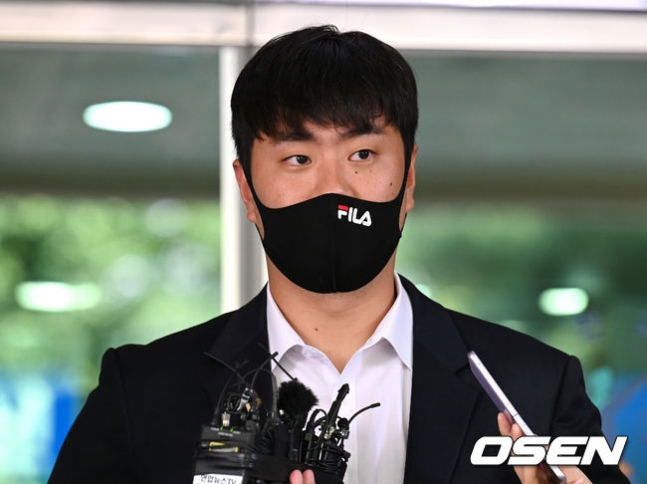 이영하가 31일 선고 기일에서 무죄판결을 받은 뒤 취재진과 인터뷰를 하고 있다. /사진=OSEN